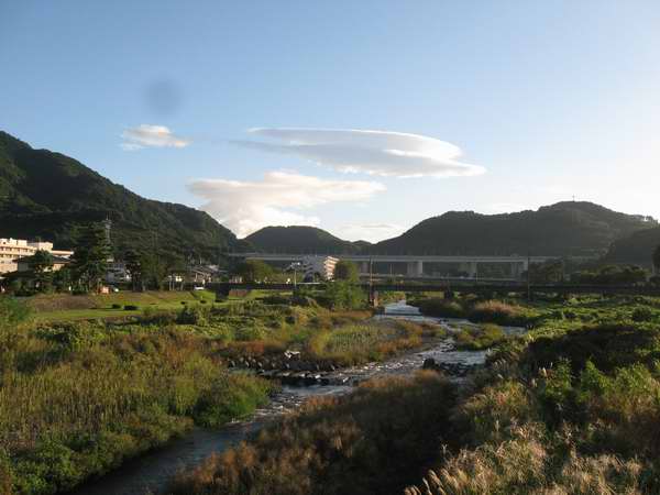 神山滝 おちついた佇まいのラボホ脇の名物滝